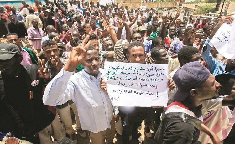 متظاهرون سودانيون خارج مقر الجيش في الخرطوم أمس	(أ.ف.پ)﻿