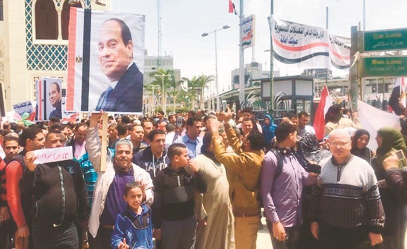 صورة ارشيفية لمصريين يستعدون للتصويت على التعديلات الدستورية أمام لجنة بميدان رمسيس﻿