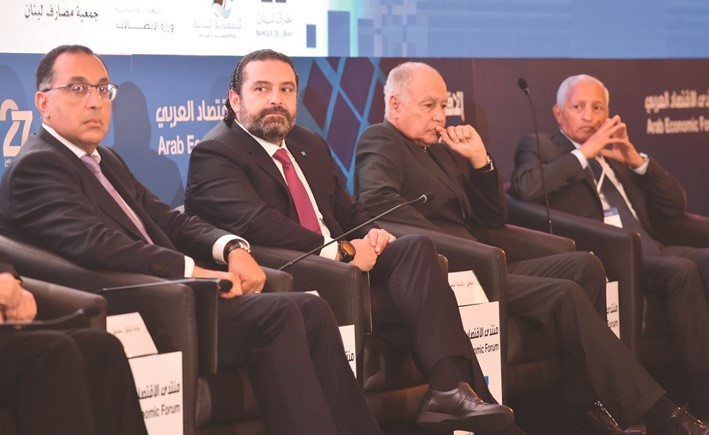 رئيس الحكومة سعد الحريري ونظيره المصري مصطفى مدبولي وامين عام جامعة الدول العربية احمد ابو لغيظ خلال حضورهم المنتدى أمس(دالاتي ونهرا)﻿