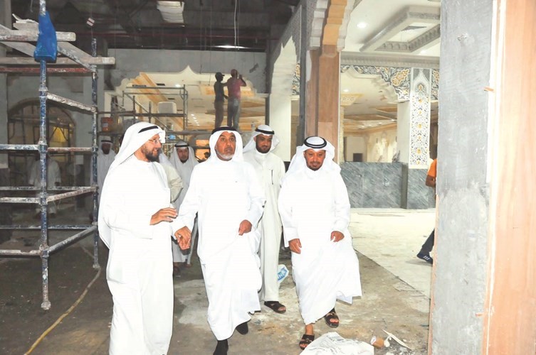 الشعلة يستمع لشرح مفصل عن توسعة مسجد بلال من محمد الشايع بحضور د.خالد الحيص ﻿