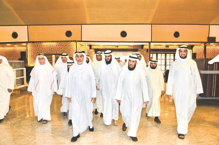الوزير الشعلة والوكيل عمادي والعسعوسي وصلاح أبا الخيل ورومي الرومي خلال جولة في المسجد الكبير ﻿