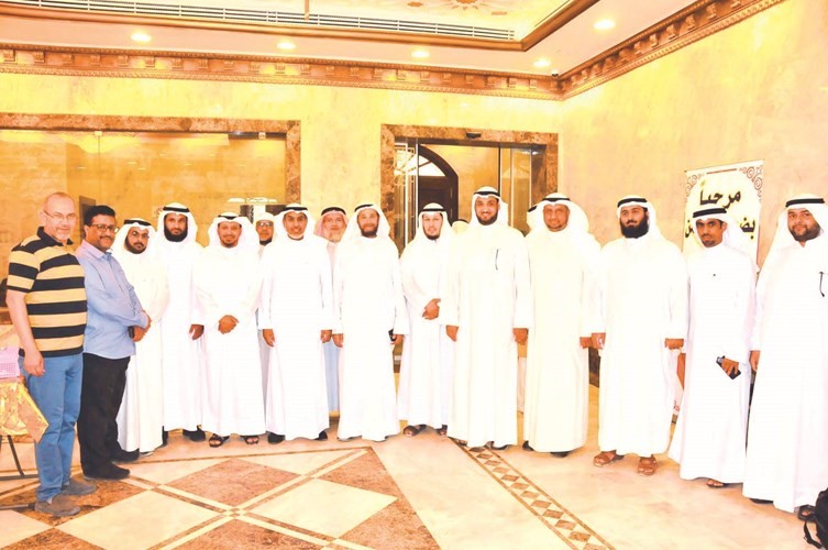 فهد الشعلة وإبراهيم الخزي ود.خالد الحيص وصلاح أبا الخيل ومحمد الشايع وعدد من مسؤولي الأوقاف داخل مسجد بلال بن رباح ﻿