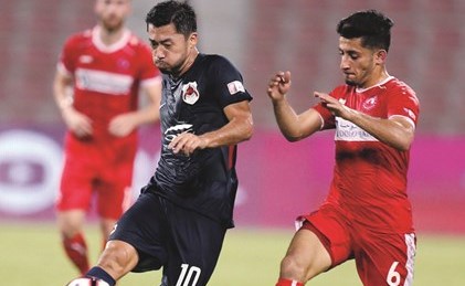 لاعب الريان تاباتا يحاول المرور من مدافع العربي﻿
