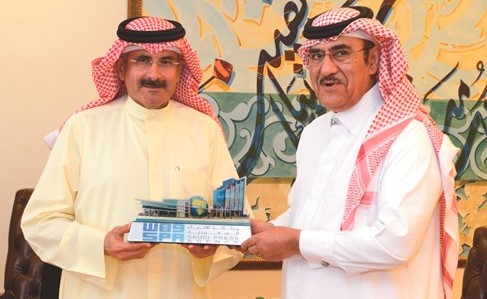 الشيخ مبارك الدعيج مستقبلا رئيس وكالة الانباء السعودية (واس) عبدالله بن فهد الحسين ﻿