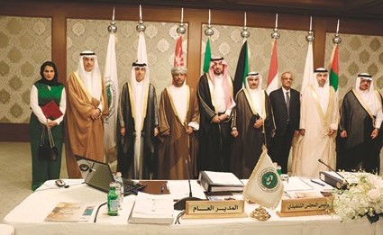 د.سعود الحربي والمشاركون في الاجتماع﻿