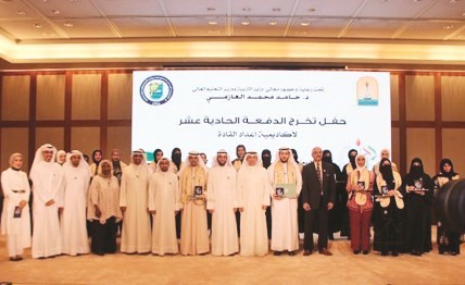 د.حامد العازمي ومطيع العجمي مع عدد من المكرمين ﻿