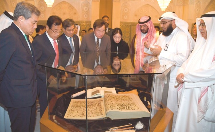 رئيس وزراء جمهورية كوريا لي ناكيون والوفد المرافق له يزور مسجد الدولة الكبير	﻿