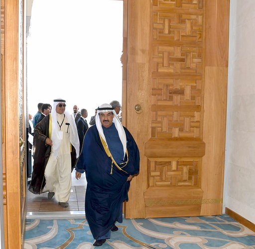 ممثل الأمير سمو الشيخ ناصر المحمد لدى وصوله إلى مسجد تشاملجا