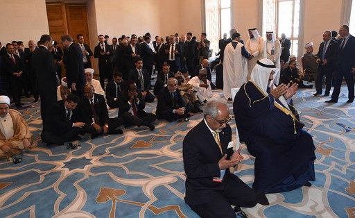 سمو الشيخ ناصر المحمد وسفيرنا لدى تركيا غسان الزواوي يشاركان بتأدية صلاة الجمعة داخل المسجد 