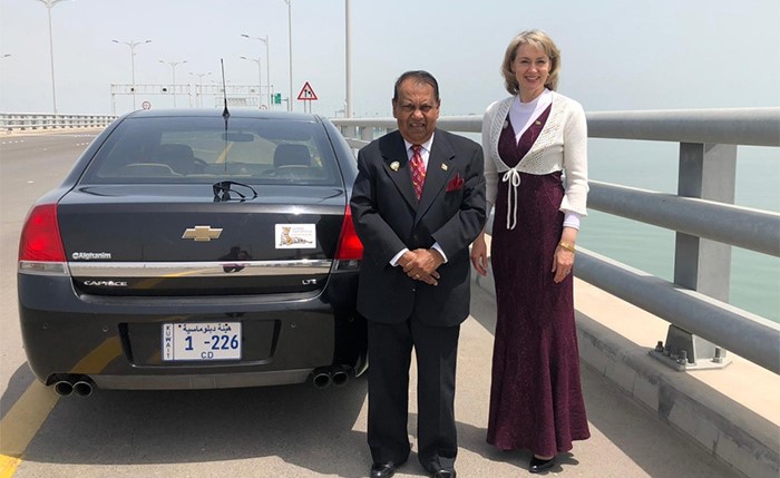 السفير البروفيسور شمير علي وزوجته د.ماريان خلال جولتهما على جسر الشيخ جابر
