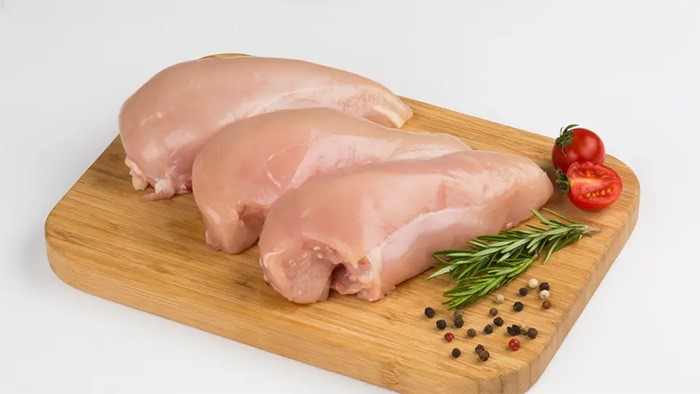 إياكم غسل الدجاج قبل طهيه