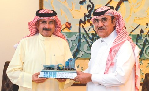 الشيخ مبارك الدعيج خلال استقباله رئيس واس عبدالله بن فهد الحسين ﻿