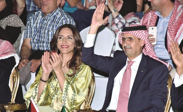 السفير الأردني صقر ابوشتال وحرمه في مقدمة الحضور خلال الحفل﻿