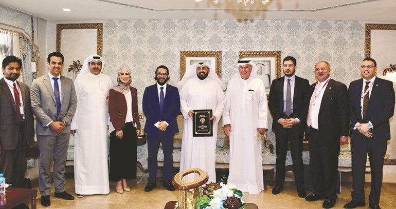 الشيخ د.باسل الصباح مستقبلا د.سلمان الصباح وأنور سلطان والمشاركين في إعداد التقرير الإلكتروني لجراحات السمنة﻿