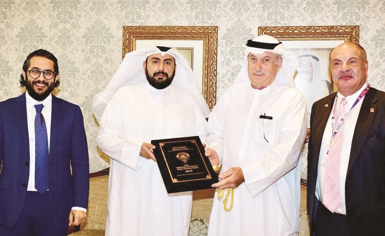 الشيخ د.باسل الصباح يتسلم التقرير الوطني الإلكتروني لجراحات السمنة من د.سلمان الصباح وأنور سلطان ﻿