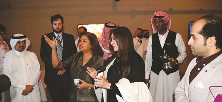 الفنانة مها المنصور والقنصل الأميركي في الظهران ورشا كورهونن وعدد من الحضور﻿