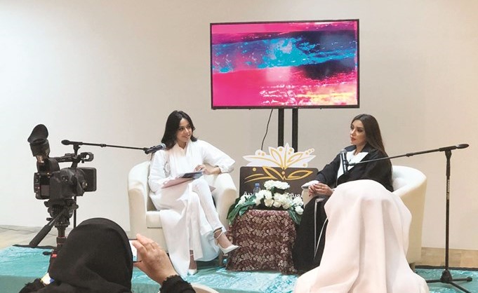 مها المنصور مع الإعلامية البحرينية ياسمين السعيد خلال الندوة الحوارية ضمن فعاليات المعرض﻿