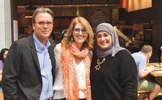 الزميلة حنان عبدالمعبود مع مؤسسي بليز بيتزا﻿