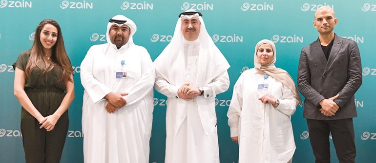المرزوق والعنزي يتوسطان القرطاس وفيرنانديز خلال توقيع الاتفاقية ﻿