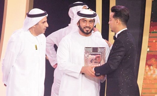 ياسين يتسلم جائزته من الشيخ عبدالله آل نهيان﻿