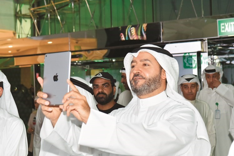 حمد المرزوق أثناء تدشين المبنى الجديد﻿