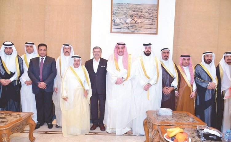 الشيخ فيصل الحمود ومحمد ضيف الله شرار والسفير العراقي علاء الهاشمي يتوسطون الشيخ ضرغام المالكي والشيخ عامر الفداوي والشيخ كاظم الصيرافي والشيخ حمود السعدون ووكيل وزارة شؤون الهجرة في العراق﻿