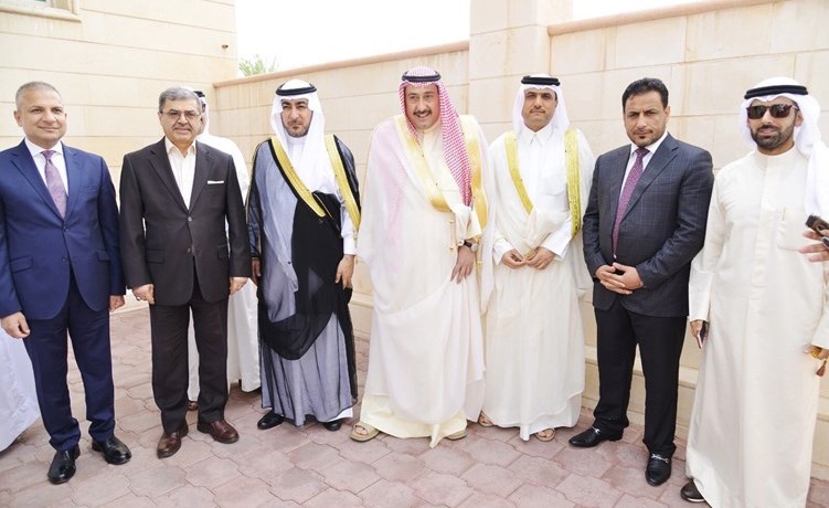 الشيخ فيصل الحمود مع عدد من حضور حفل الغداء في ديوان بن شرار﻿