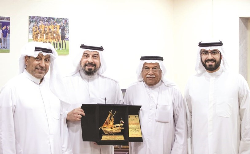 حسين الشرهان يهدي الشيخ طلال الفهد درعا تذكارية بحضور ابنه فهد وجمال بوحمد﻿