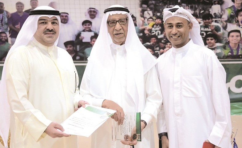 عبدالعزيز عاشور يقدم العضوية الشرفية لإبراهيم الفرحان﻿