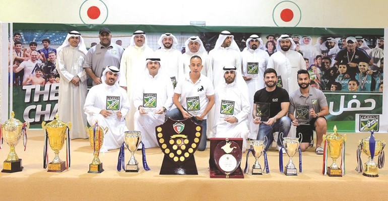 نخبة من رجالات النادي العربي مع أعضاء مجلس إدارة النادي﻿