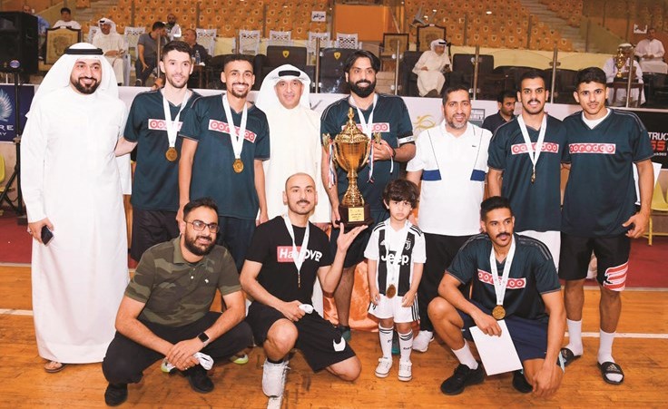 الخواجة والهزيم يسلمان الكأس إلى فريق عيادة 32 (ب)﻿