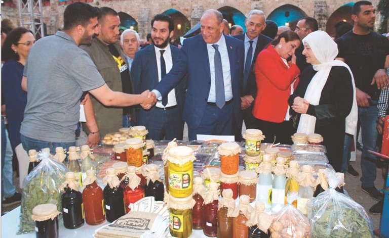 النائبة بهية الحريري ووزير الإعلام جمال الجراح خلال معرض رمضاني في صيدا -(محمود الطويل)﻿