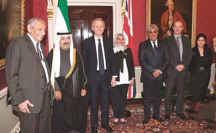 الشيخ ناصر صباح الأحمد والوفد المرافق له خلال اللقاء مع وزير الدولة لشؤون مجلس الوزراء ديفيد ليدنغتون وتسليمه رسالة صاحب السمو لرئيسة الوزراء البريطانية﻿