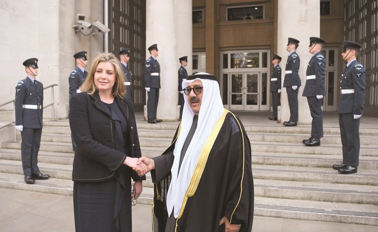 الشيخ ناصر صباح الأحمد مصافحا وزيرة الدفاع البريطانية بيني موردنت	﻿