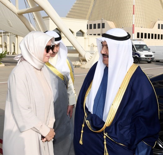 سمو الشيخ ناصر المحمد مع السفيرة التركية عائشة كويتاك قبيل مغادرته الكويت متوجها إلى تركيا﻿