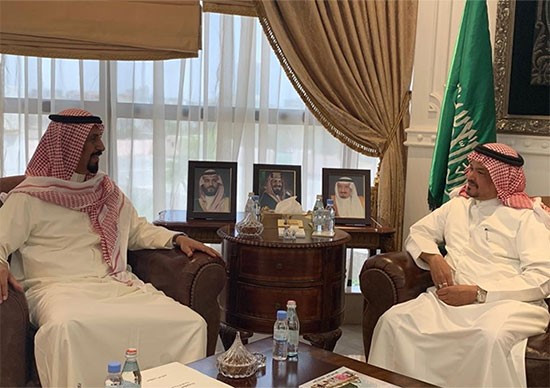 السفير الخالد خلال اجتماعه مع وزير الحج والعمرة السعودي د.محمد بنتن