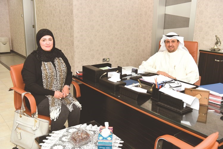 أحمد المطوع متحدثا إلى الزميلة حنان عبدالمعبود(محمد هنداوي)﻿