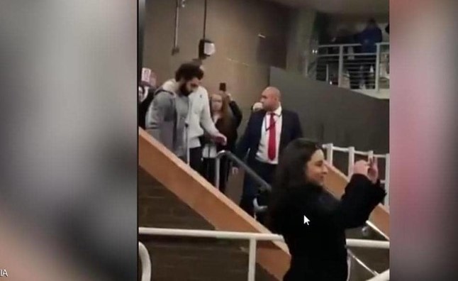 بالفيديو.. صلاح غادر "على قدميه" وعاصفة فور ظهوره