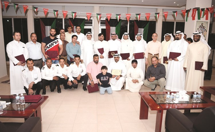 النصف يتوسط المكرمين﻿