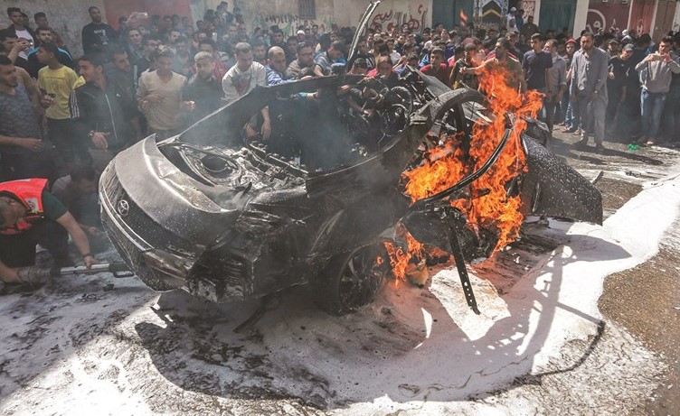 النيران تلتهم سيارة القيادي في كتائب القسام حامد الخضري الذي استشهد بعد استهدافه بصاروخ اسرائيلي موجه بغزة امس	(ا.ف.ب)﻿
