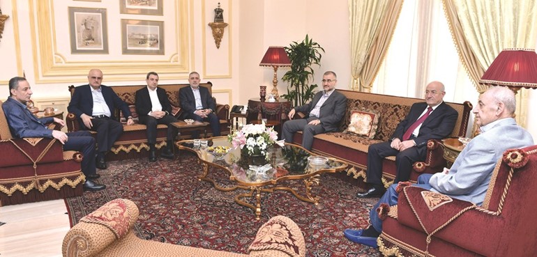 رئيس مجلس النواب نبيه بري مترئسا اجتماعا يحضره وزير الصناعة وائل بو فاعور والوزير السابق غازي العريضي عن الحزب التقدمي الاشتراكي والحاج حسين الخليل ووفيق صفا عن حزب الله والوزير علي حسن خليل واحمد بعلبكي عن حركة امل-( محمود الطويل)﻿