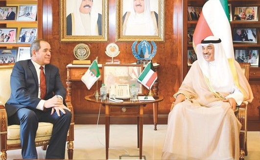 الشيخ صباح الخالد مستقبلا وزير الشؤون الخارجية الجزائري صبري بوقادوم﻿