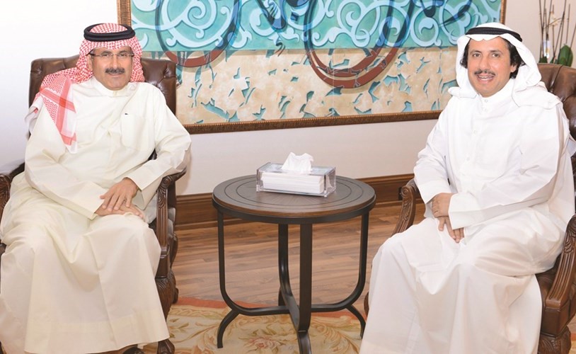 الشيخ مبارك الدعيج خلال استقباله الشيخ عزام الصباح﻿