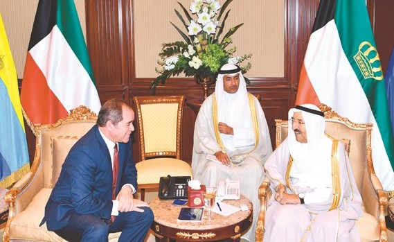 سمو الأمير الشيخ صباح الأحمد مستقبلا وزير الخارجية الجزائري صبري بوقادوم	﻿