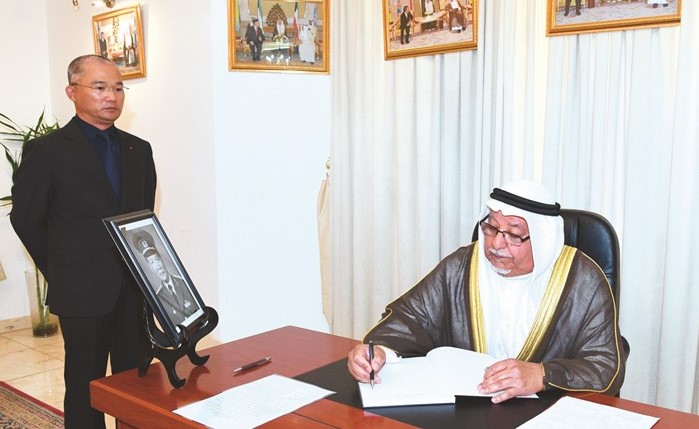 وزير شؤون الديوان الأميري الشيخ علي الجراح خلال تقديم واجب العزاء في سفارة فيتنام﻿