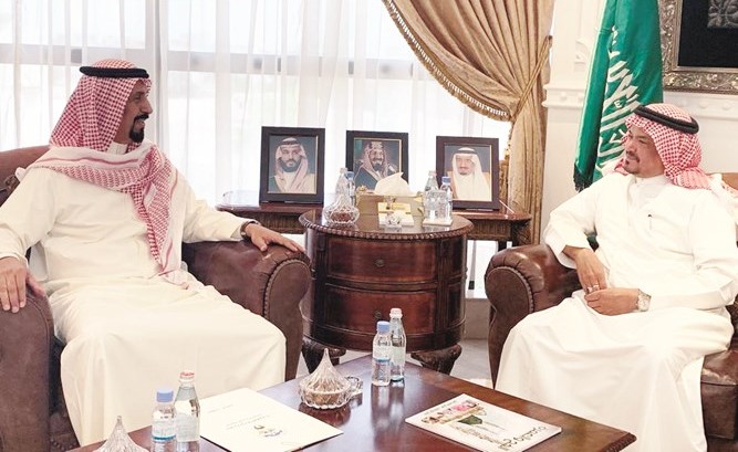الشيخ علي الخالد خلال لقائه مع وزير الحج والعمرة السعودي د.محمد بنتن﻿