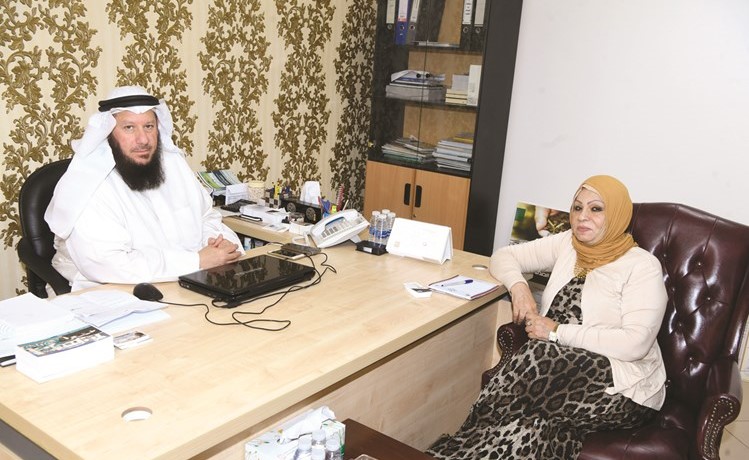 د.نصار العبدالجليل متحدثا الى الزميلة ليلى الشافعي	 (محمد هاشم)﻿
