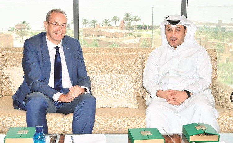 احمد الفضل مستقبلا السفير البريطاني﻿