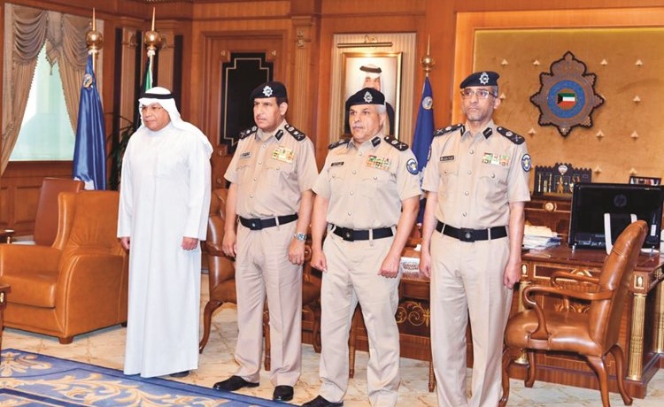 الشيخ خالد الجراح والفريق عصام النهام واللواء الشيخ مازن الجراح واللواء ناصر بورسلي اثناء القسم﻿