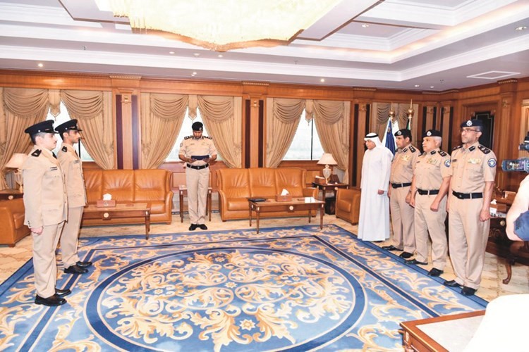 الضابطان الخريجان لدى تأدية القسم أمام وزير الداخلية﻿